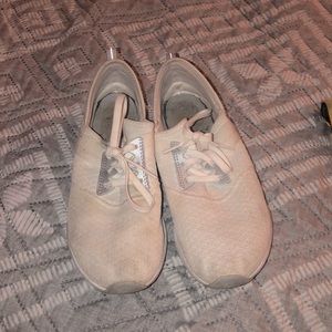 Athletic shoes